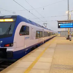 Nowoczesny pociąg FLIRT PKP Intercity na stacji. Czekam na podróż, może spotkam kogoś wyjątkowego.