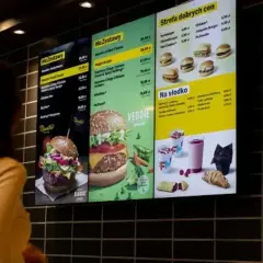 Menu McDonald's z cenami. Widoczne McZestawy, burgery, a także oferta "Na słodko". 6 nuggetsow mcdonald cena jest widoczna na ekranie.