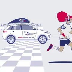 Biegaczka w słuchawkach biegnie obok samochodu z logo Wings for Life. To bieg dla tych, którzy nie mogą, w ramach Wings for Life 2026.