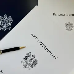 Akt notarialny mieszkania gotowy do podpisu. Długopis i dokumenty kancelarii notarialnej.