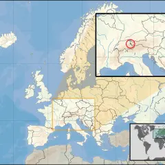 Mapa Europy z zaznaczonym Liechtensteinem. Gdzie leży Liechtenstein? W Alpach, między Szwajcarią a Austrią, co pokazuje zbliżenie.