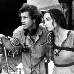 Mel Gibson reżyseruje scenę z Sophie Marceau na planie "Braveheart. Waleczne serce". Obsada i ekipa pracują nad filmem.
