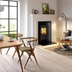 Gemütliches Wohnzimmer mit Esstisch, Sofa und einem modernen, offenen Kamin alt, der Wärme ausstrahlt.