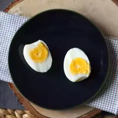 Deux moitiés d'oeuf dur, prêtes en un instant. Parfait pour un petit-déjeuner rapide ou une collation saine.