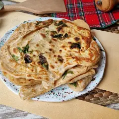 Pan plano casero con yogur, hierbas y un toque dorado. ¡Perfecto para tu próxima receta!