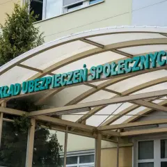 Napis "Zakład Ubezpieczeń Społecznych" nad wejściem. Tu załatwisz sprawy, bo podlegam obowiązkowi ubezpieczenia zdrowotnego.