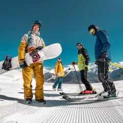 Grupa narciarzy i snowboardzistów na stoku, idealne miejsce, gdzie na narty za granicę.