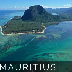 Mauritius unterwasser wasserfall: Ein atemberaubender Blick auf die Küste mit dem Le Morne Brabant Berg und dem optischen Trugbild eines unterseeischen Wasserfalls.
