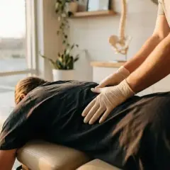 Osteopath behandelt Rücken, um Muskelkater nach der Behandlung zu lindern.