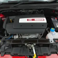 Silnik MultiAir Turbo w Grande Punto 1.4. Widoczny akumulator, zbiornik płynu chłodniczego i elementy układu dolotowego.