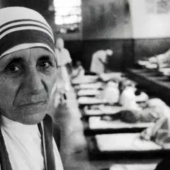 Mutter Teresa im Vordergrund, im Hintergrund Kranke in Betten. Die Aufnahme wirft Fragen auf, die zu Kritik an Mutter Teresa führten.