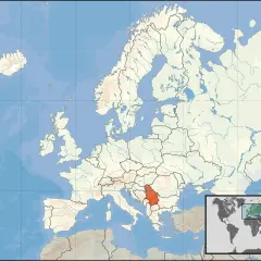Mapa Europy z zaznaczoną na czerwono Serbią. Gdzie jest Serbia? W południowo-wschodniej części kontynentu.