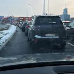 Korek na Wisłokostradzie w Rzeszowie. Długi sznur samochodów w zimowy dzień.