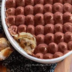 Tiramisù cremoso, perfetto per la tua ricetta con 500g di mascarpone. Un dolce al cucchiaio da gustare subito.