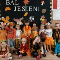Dzieci w jesiennych strojach na balu jesieni. Wesołe stroje lisów, jeży, muchomorów i innych leśnych stworzeń.