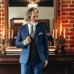 Elegancki garnitur dla ojca pana młodego, w kratę, z kamizelką i wzorzystą poszetką.