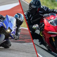 Dos pilotos en sus superbikes, una azul y otra roja, toman una curva en circuito. La cilindrada superbike se siente en cada inclinación.