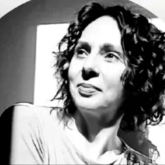 Karolina Kuczyńska w kadrze, jej spojrzenie sugeruje refleksję nad rozstaniem.