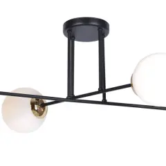 Nowoczesna lampa sufitowa kinkiet z czterema mlecznymi kulami i czarnym stelażem ze złotymi elementami.