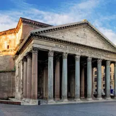 La basilica di Santa Maria ad Martyres, il Pantheon, con il suo portico colonnato e la cupola imponente, si erge maestosa sotto un cielo azzurro.