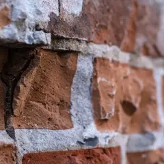 Czym uzupełnić ubytki w tynku? Sprawdzone materiały i metody naprawy