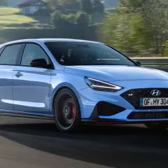 Hyundai i30 N azul en carretera, con un diseño deportivo y agresivo. El consumo de este coche es impresionante.