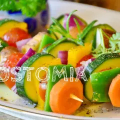 Kolorowe szaszłyki warzywne z napisem "Dieta a ileostomia". Zdrowe jedzenie dla osób po operacji.