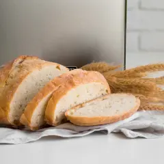 Chleb z maszyny, idealny przepis na domowe wypieki. Złocista skórka i puszysty środek.