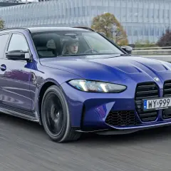 Niebieskie BMW M3 kombi w ruchu ulicznym. Sprawdź aktualną bmw m3 cena i dostępne konfiguracje.