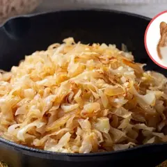 Czy pies może jeść kapustę kiszoną? Na zdjęciu widzimy porcję kapusty kiszonej w patelni i ciekawskiego Corgi.