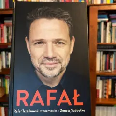 Okładka książki "Rafał" z wizerunkiem Rafała Trzaskowskiego. W rozmowie poruszono m.in. temat jego wykształcenia.
