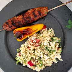Grillad cevapcici på spett med bulgursallad och rostad paprika. Ett perfekt cevapcici recept för sommaren.