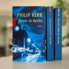 Drei Bücher von Philip Kerr: "Feuer in Berlin", "Im Sog der dunklen Mächte" und "Alte Freunde - neue Feinde". Die Reihenfolge ist klar erkennbar.