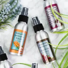 Vier Sprühflaschen mit Gesichtswasser, darunter Karotte und Rosenblüte. Ein Hydrolat ist ein destilliertes Pflanzenwasser, das bei der Herstellung ätherischer Öle anfällt.