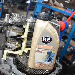 Olej do skrzyni biegów DSG K2 Matic obok mechanizmu. Pytanie: jak często wymieniać olej w skrzyni biegów manualnej?