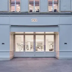 Façade d'un magasin Zara, une des marques d'Inditex, avec ses grandes vitrines et son entrée lumineuse.