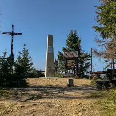 Na szczycie Turbacz, gdzie jest piękny widok, stoi obelisk z tablicą, krzyż i ławki.