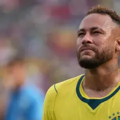 Neymar, w wieku 31 lat, w żółtej koszulce reprezentacji Brazylii, zamyślony na boisku.