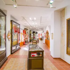 Exhibición de trajes de luces y fotografías taurinas en el museo de la plaza de toros de Alicante.