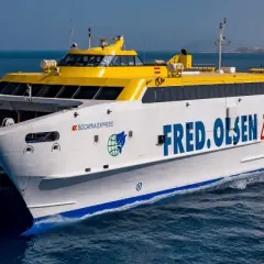 El ferry "Bocayna Express" de Fred. Olsen Express surca las aguas entre Fuerteventura y Lanzarote, conectando las islas con rapidez.