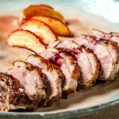 Soczysty filet z kaczki z jabłkami, polany aromatycznym sosem. Idealne połączenie smaków na talerzu.
