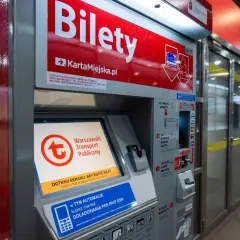 Automat biletowy w Warszawie. Kupisz tu bilet dobowy, doładujesz kartę miejską lub telefon.