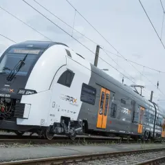 Moderner RRX-Zug, Modell 462 001, mit der Aufschrift "Rhein Ruhr Xpress" auf den Gleisen.