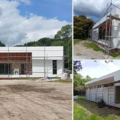 Construcción de una casa moderna con andamios. El proyecto de una casa así varía mucho en cuanto a cuanto vale el proyecto de una casa.