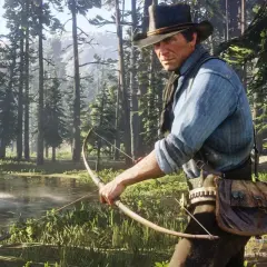 Arthur Morgan w lesie z łukiem, gotowy do polowania. Dowiedz się, jak zmienić język w Red Dead Redemption 2, by cieszyć się grą w swoim języku.