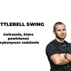 Kettlebell swing: ćwiczenie, które angażuje pośladki, uda i plecy. Mężczyzna w czarnej koszulce z logo.
