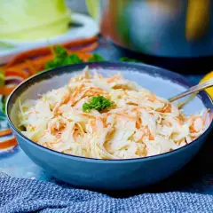 Frischer Krautsalat mit Karotten, perfekt für jedes coleslaw rezept. Ein Löffel liegt bereit.