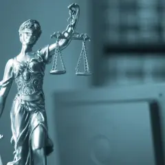 Figurka Temidy z wagą i mieczem. Zastanawiasz się, ile kosztuje apelacja w sprawie cywilnej?