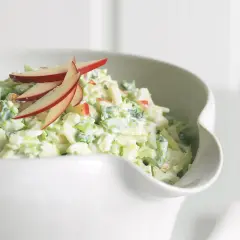 Krämig kålsallad med äpple, perfekt som sallad till julbordet.