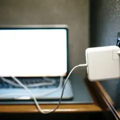 Ile prądu pobiera laptop? Zaskakujące fakty o zużyciu energii